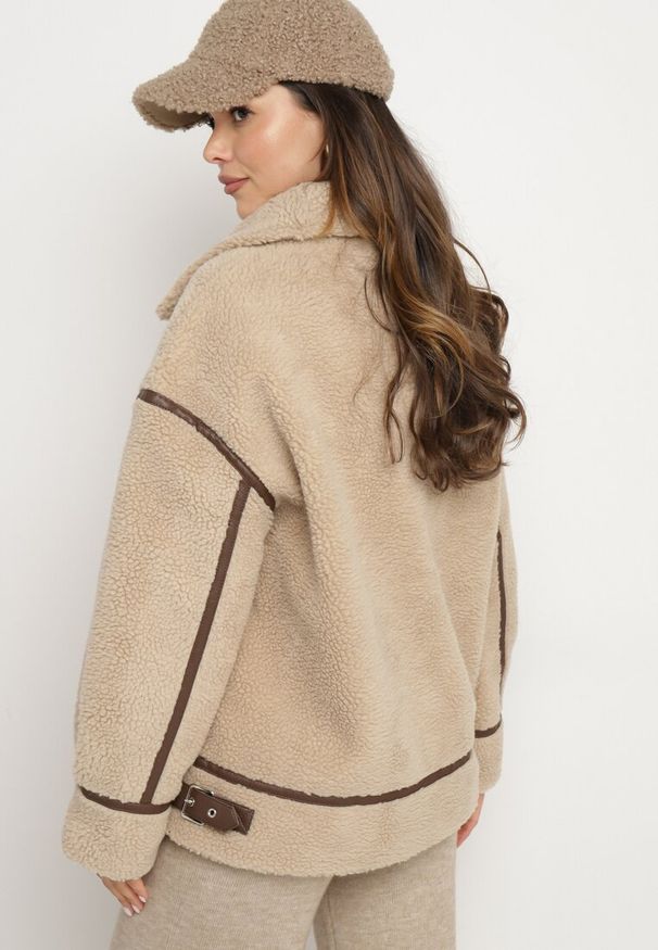 Born2be - Beżowa Kurtka Oversize z Futerka Typu Baranek z Wysokim Kołnierzem z Paskiem z Klamrą Torisha. Okazja: na co dzień. Kolor: beżowy. Materiał: futro. Długość rękawa: długi rękaw. Długość: długie. Styl: casual, elegancki