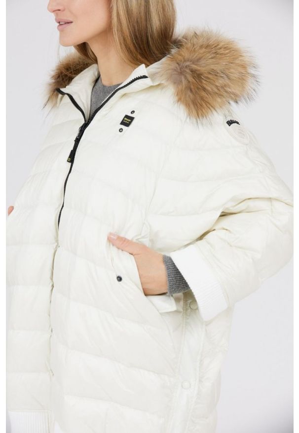 Blauer USA - BLAUER Ecru peleryna puchowa z futrem jenota. Kolor: biały. Materiał: futro, puch