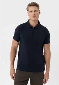 Volcano - Koszulka polo na zamek O-HECTOR. Typ kołnierza: polo. Materiał: jeans, materiał, bawełna. Długość rękawa: krótki rękaw. Długość: krótkie. Wzór: gładki. Styl: wizytowy, klasyczny, elegancki #1