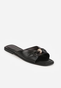 Born2be - Czarne Płaskie Klapki z Metaliczną Aplikacją na Marszczonym Pasku Lilaya. Okazja: na co dzień. Kolor: czarny. Materiał: len. Wzór: aplikacja. Styl: elegancki, casual #4