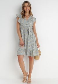 Born2be - Niebiesko-Żółta Sukienka z Paskiem Katista. Typ kołnierza: kołnierz z falbankami. Kolor: niebieski. Materiał: tkanina, materiał, wiskoza. Długość rękawa: bez rękawów. Wzór: nadruk, kwiaty. Sezon: lato. Typ sukienki: kopertowe. Długość: mini #4