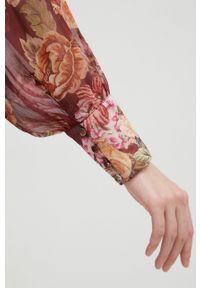 Guess kombinezon kolor bordowy z dekoltem w szpic. Okazja: na co dzień. Kolor: czerwony. Długość rękawa: długi rękaw. Długość: długie. Styl: casual #4