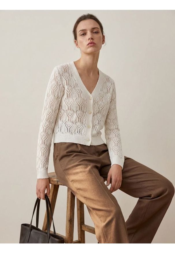 Sinsay - Ażurowy kardigan z dekoltem V zapinany na guziki - biały. Kolor: biały. Wzór: ażurowy