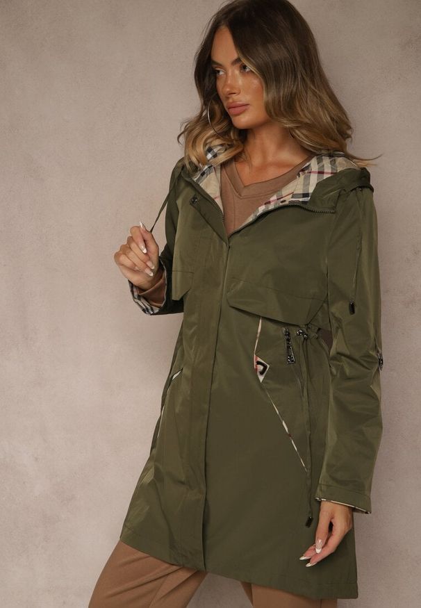 Renee - Zielona Kurtka Parka z Kapturem Podpinanymi Rękawami i Printem w Kratę Hallela. Typ kołnierza: kaptur. Kolor: zielony. Materiał: jeans. Długość: do kolan. Wzór: nadruk. Sezon: jesień