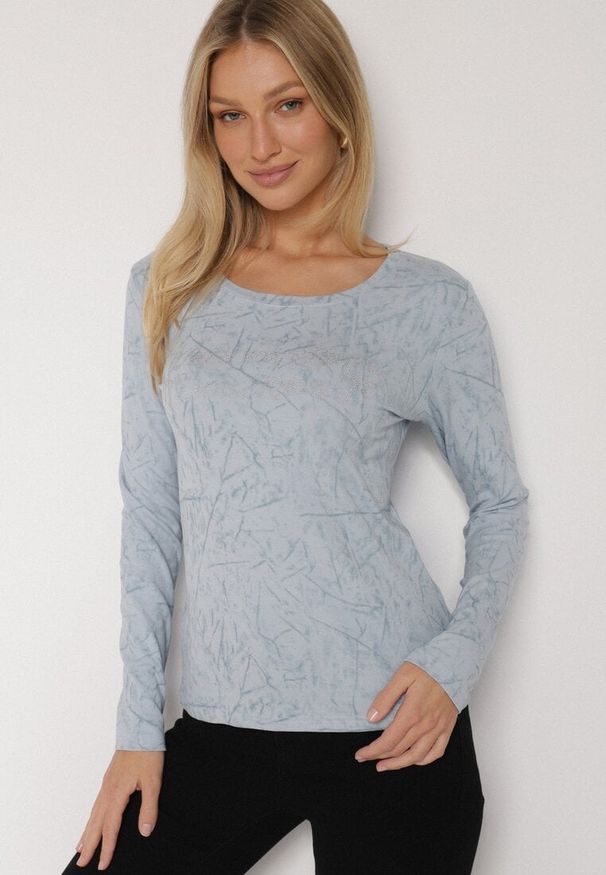 Born2be - Niebieska Bluzka Typu Longsleeve z Geometrycznym Wzorem Unila. Okazja: na co dzień, do pracy, na spotkanie biznesowe. Kolor: niebieski. Materiał: jeans. Długość rękawa: długi rękaw. Wzór: geometria. Styl: casual, biznesowy