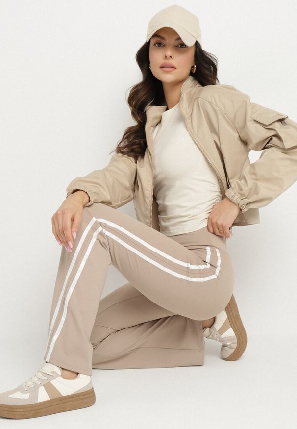Born2be - Beżowe Marszczone Legginsy Dzwony z Wysokim Stanem i Lampasami Nakatia. Okazja: na co dzień. Stan: podwyższony. Kolor: beżowy. Styl: sportowy, elegancki, casual