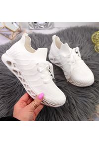 Buty sportowe damskie siatkowe białe McKeylor 8695. Okazja: na co dzień. Kolor: biały. Materiał: materiał. Szerokość cholewki: normalna #1