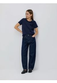 Reserved - T-shirt z kwiatową aplikacją - granatowy. Kolor: niebieski. Materiał: dzianina, bawełna. Wzór: aplikacja, kwiaty