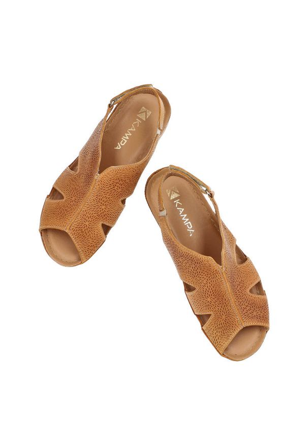 Pomarańczowe Sandały Kampa Wygodne Skórzane Buty Na Lato. Okazja: na spacer. Zapięcie: pasek. Kolor: pomarańczowy. Materiał: skóra. Wzór: aplikacja, ażurowy. Sezon: lato. Styl: elegancki