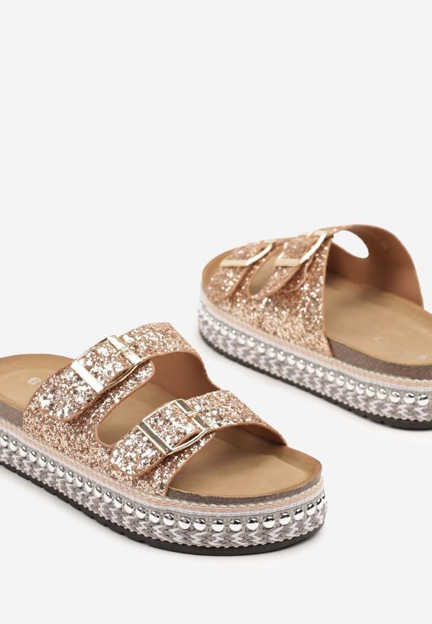 Born2be - Szampańskie Klapki z Paskami z Klamrami Zdobione Tweedem i Nitami przy Podeszwie Zirelora. Okazja: na co dzień. Kolor: złoty. Wzór: aplikacja. Styl: casual, elegancki