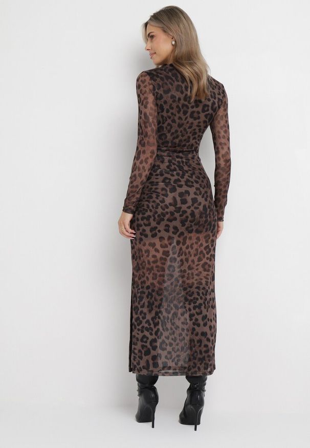 Born2be - Brązowa Dopasowana Sukienka Maxi w Panterkę Lehtinen. Kolor: brązowy. Materiał: tkanina. Wzór: motyw zwierzęcy. Długość: maxi