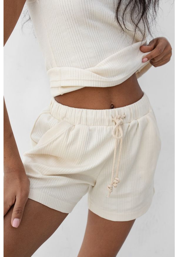 Marsala - Szorty z delikatnej prążkowanej dzianiny w kolorze WARM BEIGE - ALPO. Materiał: dzianina, prążkowany. Wzór: gładki