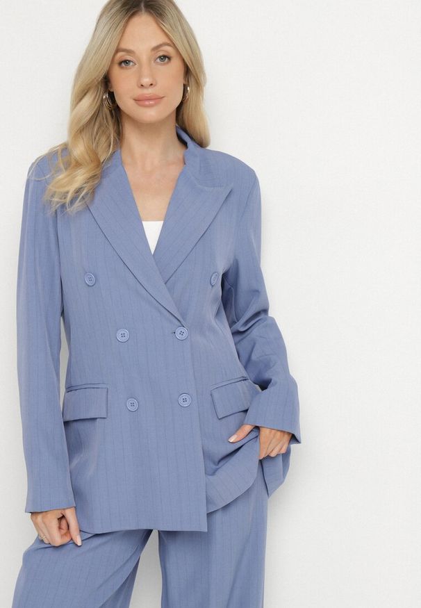 Born2be - Niebieska Marynarka Dwurzędowa z Wiskozą i Usztywnianymi Ramionami Elliovae. Okazja: na co dzień. Kolor: niebieski. Materiał: wiskoza. Wzór: paski. Styl: casual, elegancki, klasyczny