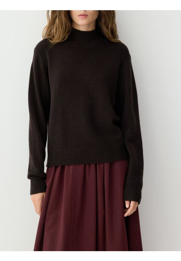 Reserved - Wełniany sweter z dodatkiem kaszmiru - ciemnobrązowy. Kolor: brązowy. Materiał: wełna, kaszmir