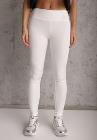 Renee - Białe Legginsy Basic z Modelującą Wstawką w Pasie Liacan. Okazja: na co dzień. Kolor: biały. Długość: krótkie. Styl: casual #4