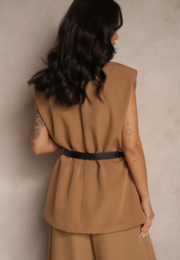 Renee - Jasnobrązowa Kamizelka Oversize w Garniturowym Stylu z Guzikiem i Paskiem z Klamrą Galazia. Okazja: na co dzień, do pracy. Kolor: brązowy. Styl: klasyczny, casual