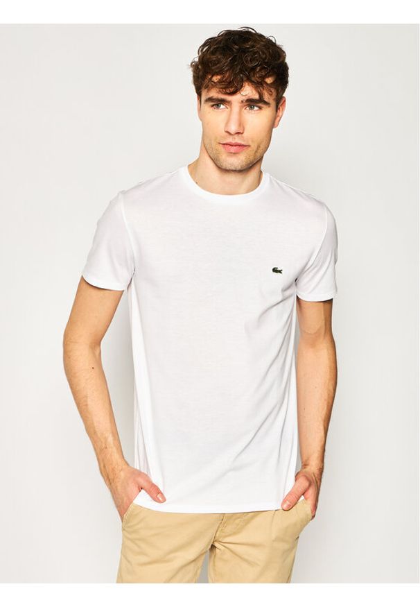 Lacoste T-Shirt TH6709 Biały Regular Fit. Kolor: biały. Materiał: bawełna