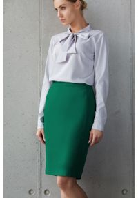 Stylove - Elegancka spódnica ołówkowa midi z przeszyciami modelująca zielona. Okazja: do pracy, na spotkanie biznesowe. Kolor: zielony. Materiał: materiał, elastan, tkanina. Styl: elegancki