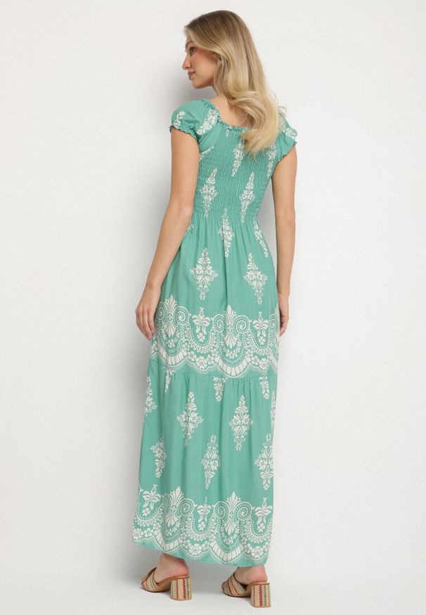 Born2be - Jasnozielona Wiskozowa Sukienka z Marszczoną Góra i Wzorem Boho Ellifae. Okazja: na co dzień. Kolor: zielony. Materiał: wiskoza. Wzór: aplikacja. Styl: boho