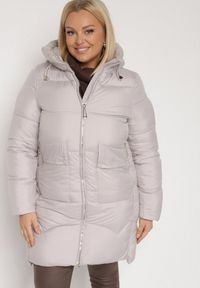 Born2be - Jasnoszara Długa Pikowana Kurtka z Nieodpinanym Kapturem Mevessia. Okazja: na co dzień. Kolor: szary. Materiał: jeans. Długość: długie. Styl: klasyczny, casual, elegancki #1