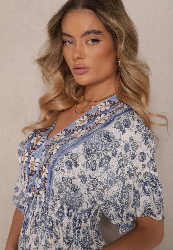Renee - Granatowa Wiskozowa Sukienka w Ornamentalny Print z Szeroką Gumką w Talii Danissna. Okazja: na co dzień. Typ kołnierza: dekolt w kształcie V. Kolor: niebieski. Materiał: wiskoza. Długość rękawa: krótki rękaw. Wzór: nadruk. Typ sukienki: rozkloszowane. Styl: elegancki, casual