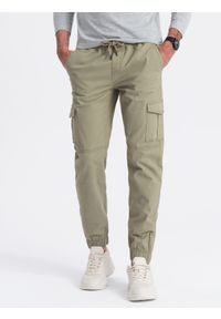 Ombre Clothing - Spodnie męskie JOGGERY z zapinanymi kieszeniami cargo - khaki V1. Okazja: na co dzień. Kolor: brązowy. Materiał: elastan, bawełna. Sezon: lato. Styl: klasyczny, sportowy, casual