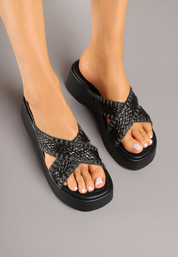 Born2be - Czarne Klapki ze Skrzyżowanymi Paskami z Plecionki Naldell. Okazja: na co dzień. Kolor: czarny. Materiał: jeans. Wzór: paski. Obcas: na koturnie. Styl: elegancki, casual