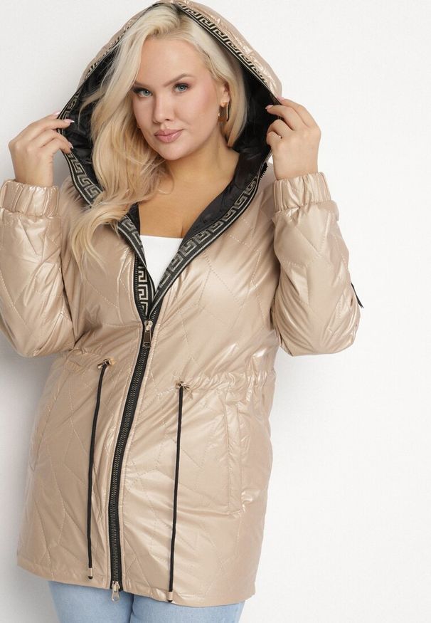 Born2be - Złota Kurtka Pikowana Parka z Nieodpinanym Kapturem Oferra. Kolekcja: plus size. Kolor: złoty