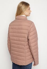 Born2be - Różowa Pikowana Kurtka o Prostym Kroju z Niską Stójką Zeniva. Okazja: na spacer, na co dzień. Typ kołnierza: kołnierzyk stójkowy. Kolekcja: plus size. Kolor: różowy. Materiał: dzianina, jeans. Styl: casual