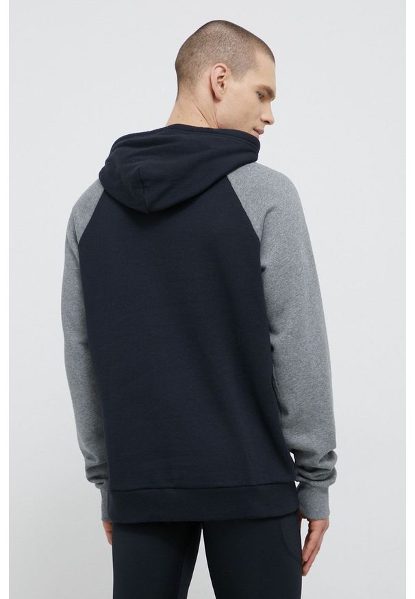 Under Armour Bluza męska kolor czarny z kapturem z aplikacją. Typ kołnierza: kaptur. Kolor: czarny. Długość rękawa: raglanowy rękaw. Wzór: aplikacja