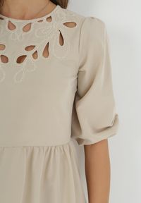 Born2be - Beżowa Taliowana Sukienka Mini z Ażurowymi Wycięciami Przy Dekolcie Chesine. Kolor: beżowy. Wzór: ażurowy. Długość: mini #2