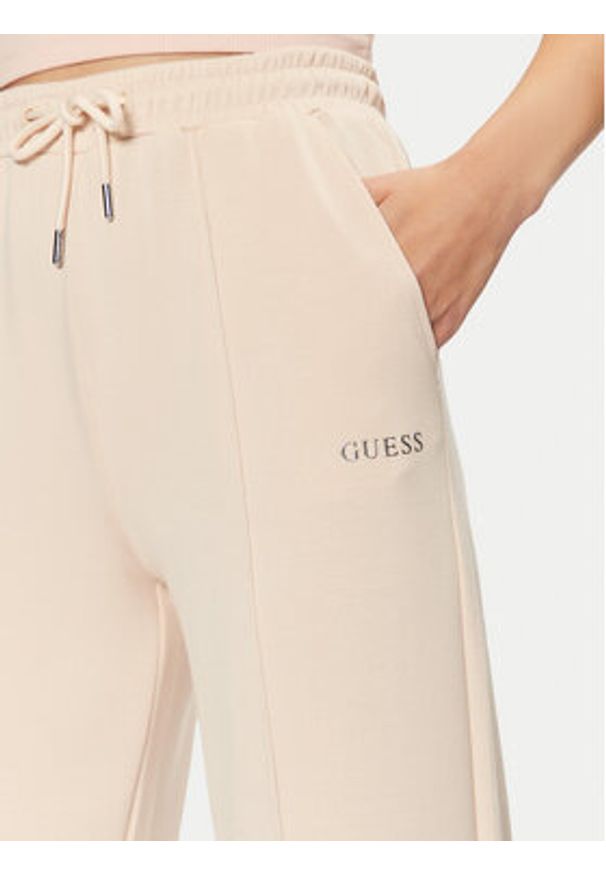 Guess Spodnie dresowe V5RB19 KCOB2 Beżowy Regular Fit. Kolor: beżowy. Materiał: syntetyk