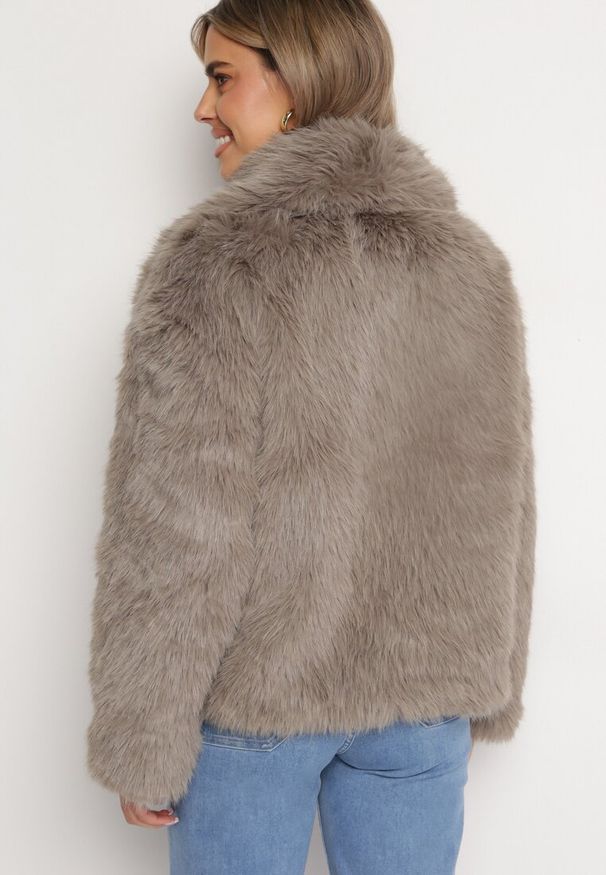 Born2be - Ciemnoszara Kurtka Futro z Wsuwanymi Kieszeniami Liriena. Okazja: na spacer, na co dzień. Kolor: szary. Materiał: futro. Styl: elegancki, casual, klasyczny