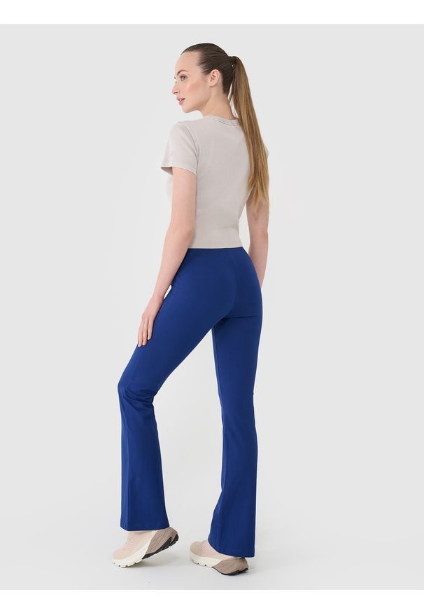 4f - 4F Legginsy z rozszerzanymi nogawkami damskie - granatowe L. Okazja: na co dzień. Stan: podwyższony. Kolor: niebieski. Materiał: guma, elastan, bawełna, materiał, dzianina, jersey. Długość: długie. Wzór: ze splotem, gładki, jednolity. Styl: casual, sportowy