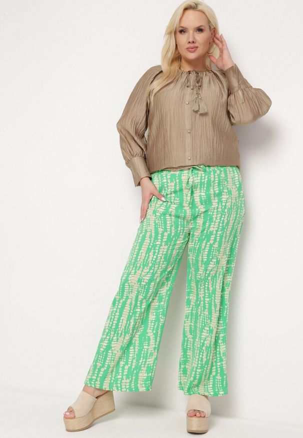Born2be - Zielone Szerokie Spodnie z Wysokim Stanem i Gumką w Pasie Miffiana. Stan: podwyższony. Kolor: zielony. Wzór: nadruk