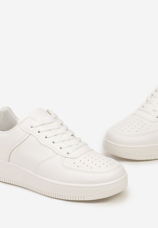 Renee - Biało-Czarne Sneakersy ze Ekoskóry ze Sznurowaniem i Przeszyciami Borsana. Kolor: biały. Obcas: na płaskiej podeszwie