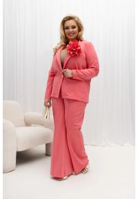 Moda Size Plus Iwanek - Eleganckie koralowe damskie spodnie Anette PLUS SIZE XXL OVERSIZE. Okazja: do pracy, na komunię, na spotkanie biznesowe, na wesele, na imprezę, na ślub cywilny, na urodziny. Kolekcja: plus size. Kolor: pomarańczowy. Materiał: tkanina, poliamid, materiał, guma. Długość: krótkie. Styl: elegancki #1