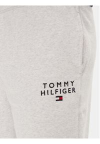 TOMMY HILFIGER - Tommy Hilfiger Szorty sportowe UM0UM02881 Szary Regular Fit. Kolor: szary. Materiał: syntetyk. Styl: sportowy #3