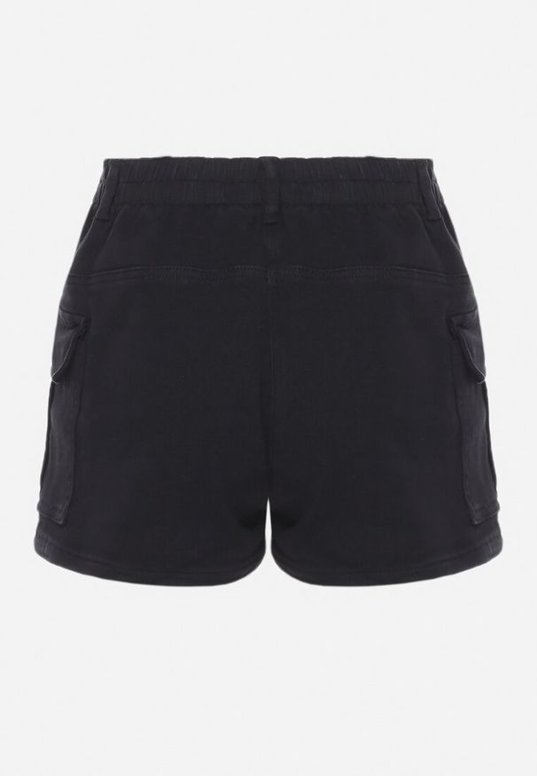 Born2be - Czarne Bawełniane Szorty z Gumką w Pasie i Kieszeniami z Klapą Wiavara. Okazja: na co dzień. Kolor: czarny. Materiał: bawełna. Styl: elegancki, casual
