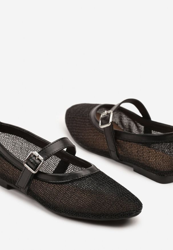 Born2be - Czarne Balerinki Siateczkowe Vices z Metalicznym Połyskiem i Paskiem z Klamrą Kolanissa. Okazja: na spotkanie biznesowe, do pracy. Zapięcie: klamry. Kolor: czarny. Obcas: na płaskiej podeszwie. Styl: biznesowy, klasyczny