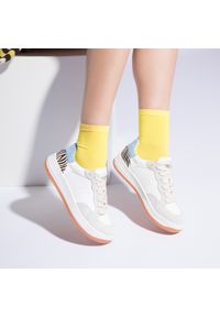 Wittchen - Damskie sneakersy skórzane ze wstawką z motywem zwierzęcym biało-niebieskie. Nosek buta: okrągły. Kolor: niebieski, biały, wielokolorowy. Materiał: skóra. Wzór: motyw zwierzęcy. Obcas: na platformie. Sport: turystyka piesza #8