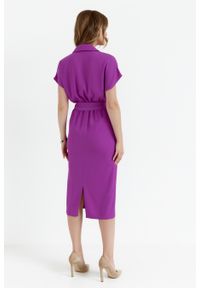 Stylove - Elegancka sukienka z kołnierzem śliwkowa. Okazja: na co dzień, na spotkanie biznesowe, na randkę. Materiał: guma, tkanina, elastan. Wzór: kolorowy. Typ sukienki: kopertowe, proste, dopasowane. Styl: elegancki. Długość: midi #3