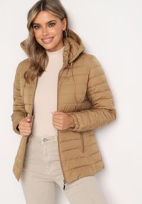 Born2be - Ciemnobeżowa Pikowana Kurtka z Kapturem i Sznurkami Miviana. Okazja: na spacer. Typ kołnierza: kaptur. Kolor: beżowy. Materiał: jeans. Długość rękawa: długi rękaw. Długość: długie #2