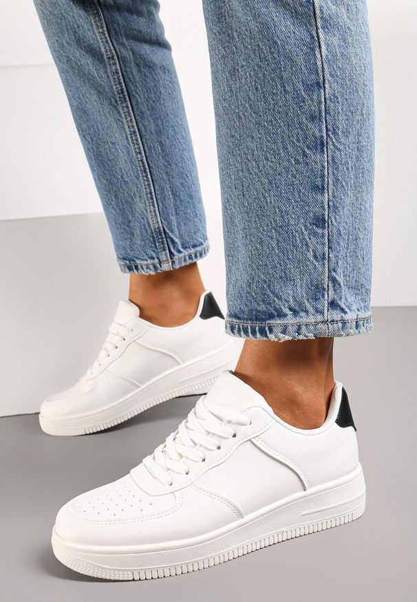 Renee - Biało-Czarne Sneakersy ze Ekoskóry ze Sznurowaniem i Przeszyciami Borsana. Kolor: biały. Obcas: na płaskiej podeszwie