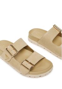 Guess Klapki FLTFST SUE03 Beżowy. Kolor: beżowy. Materiał: zamsz, skóra