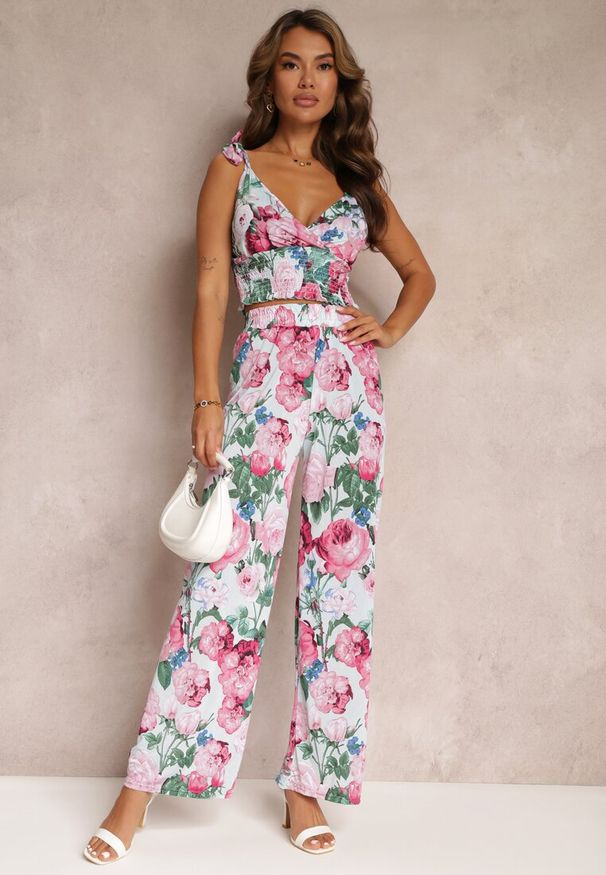 Renee - Jasnoniebieski Kwiecisty Komplet 2-częściowy z Topem i Spodniami Tartisa. Kolor: niebieski