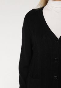 Born2be - Czarny Kardigan z Bawełną Zdobiony Warkoczowym Splotem i Kieszeniami Mevesava. Okazja: na co dzień. Typ kołnierza: dekolt w serek. Kolor: czarny. Materiał: bawełna. Wzór: aplikacja, ze splotem. Sezon: zima, jesień. Styl: klasyczny, casual #5