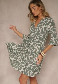 Renee - Ciemnozielona Sukienka z Wiskozy o Rozkloszowanym Kroju w Abstrakcyjny Wzór Lirese. Okazja: na co dzień. Kolor: zielony. Materiał: wiskoza. Styl: elegancki, casual