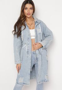 Born2be - Jasnoniebieska Bawełniana Kurtka Jeansowa o Wydłużonym Fasonie z Troczkiem w Pasie i Przetarciami Elenai. Okazja: na co dzień. Kolor: niebieski. Materiał: bawełna, jeans. Długość: długie. Styl: casual, elegancki, vintage