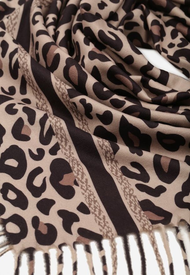 Born2be - Brązowy Panterkowy Szalik z Wiskozy Zdobiony Frędzlami Ferenea. Okazja: na co dzień. Kolor: brązowy. Materiał: wiskoza. Wzór: aplikacja. Styl: casual, elegancki, klasyczny